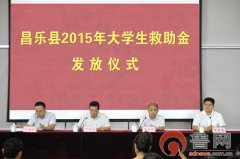 （胶东在线11月11日讯）助力苹果之都，爱心温暖果农心田。11日，烟台栖霞市臧家庄镇一处果园里热闹非凡，梦金园集团110名志愿者组成的采摘团，从潍坊昌乐市来到前台村和西泥沟，为尚未完成秋收的农户采摘苹果。          一周